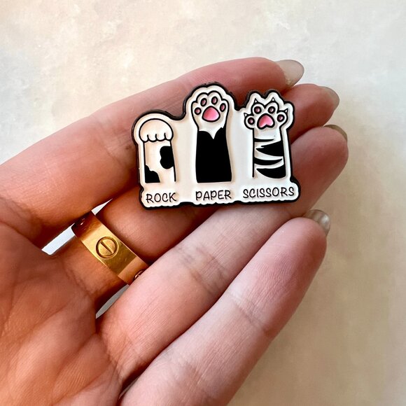 🧷🐈‍⬛CAT PAWS -  ROCK PAPER SCISSORS - Enamel Pin/Brooch - Black Backing - Picture 2 of 4